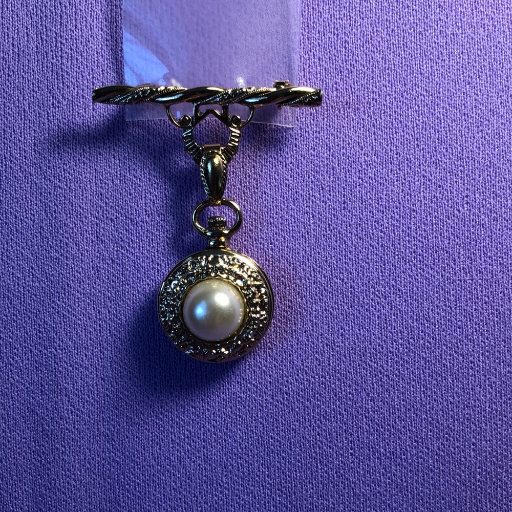 Vintage Gold plated brooch w/ pearl opening
